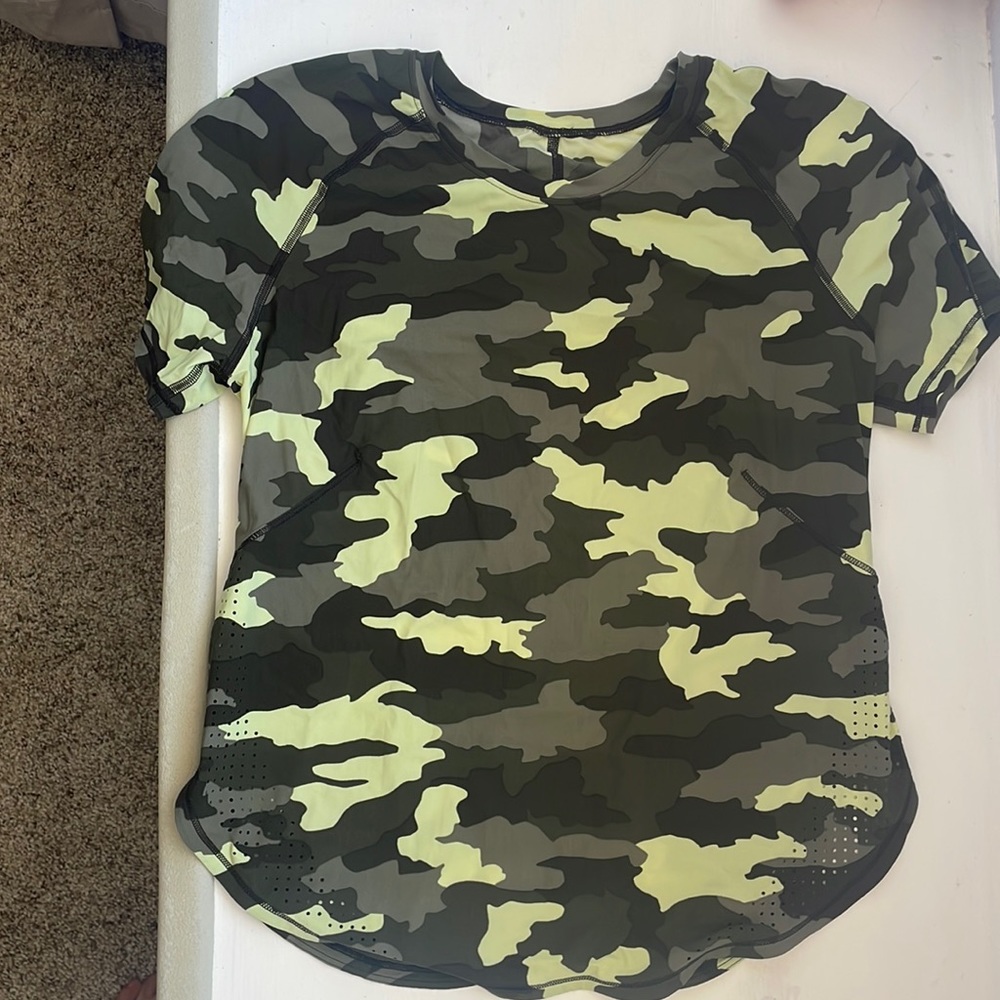Lululemon size 4 short sleeve camo top